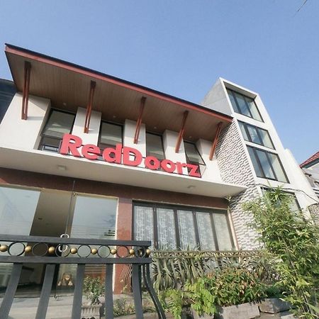 Reddoorz Plus Near Green Pramuka Square Mall Jakarta Kültér fotó