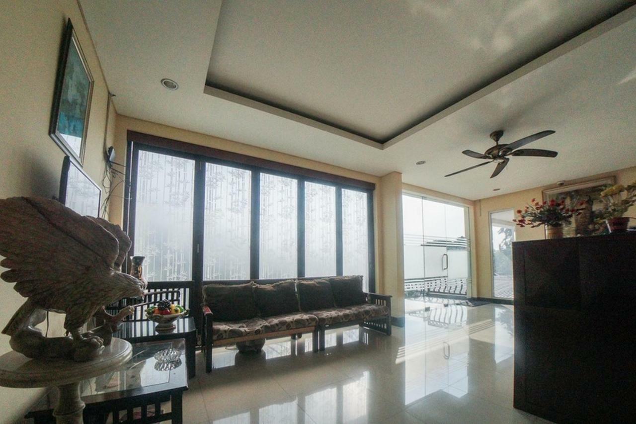 Reddoorz Plus Near Green Pramuka Square Mall Jakarta Kültér fotó