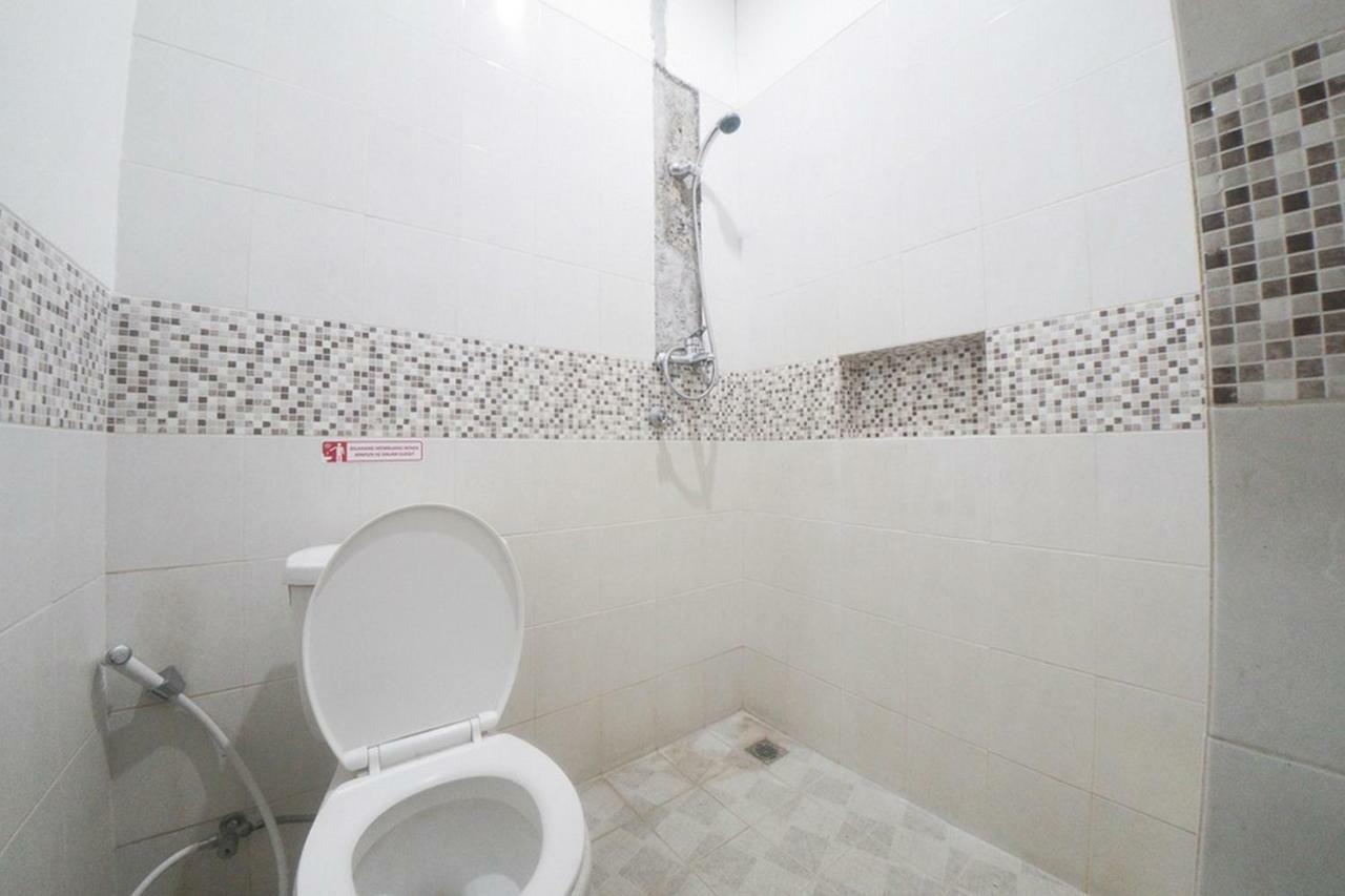 Reddoorz Plus Near Green Pramuka Square Mall Jakarta Kültér fotó