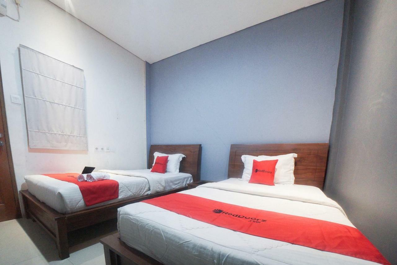 Reddoorz Plus Near Green Pramuka Square Mall Jakarta Kültér fotó