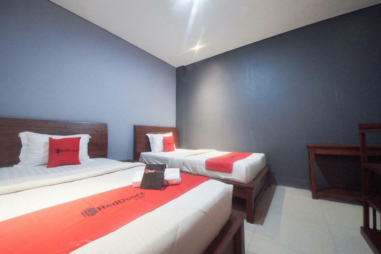 Reddoorz Plus Near Green Pramuka Square Mall Jakarta Kültér fotó