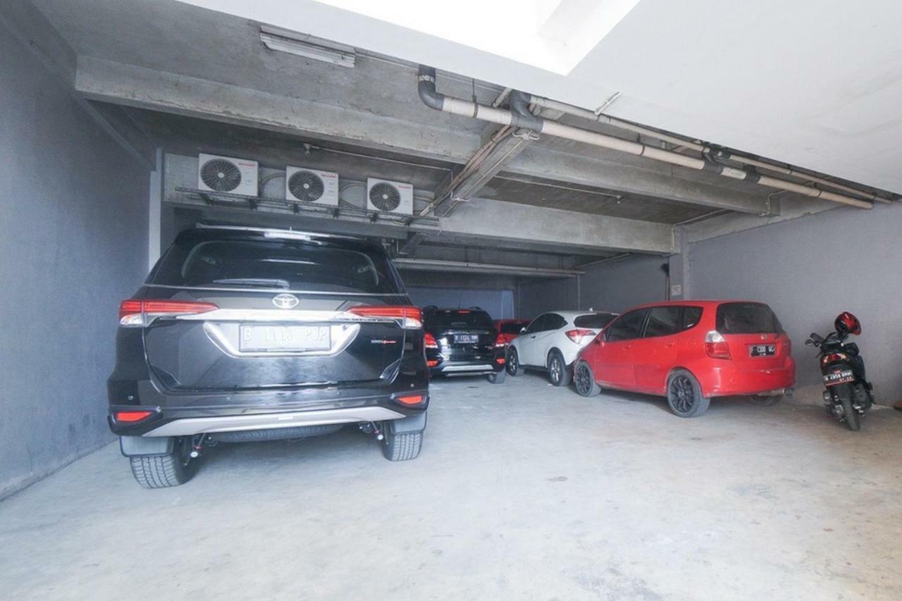 Reddoorz Plus Near Green Pramuka Square Mall Jakarta Kültér fotó