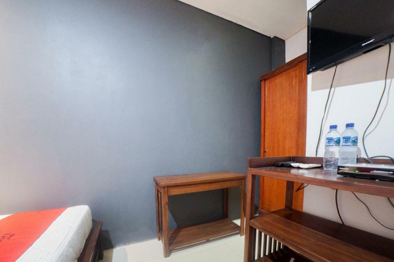 Reddoorz Plus Near Green Pramuka Square Mall Jakarta Kültér fotó